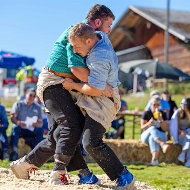 Gobeli Patrick mit Durchmarsch - Die einheimischen Schwinger im Einsatz: hier Kohli Christoph gegen Ambresyn Cyril…