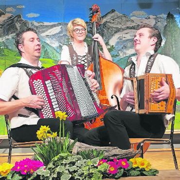 Ein urgemütlicher Jodlerabend in Schönried - Die «Ländlerfründe Walopsee» mit Kasimir Hutzli, Sabrina Stöckli und Simon Haldi (von links).