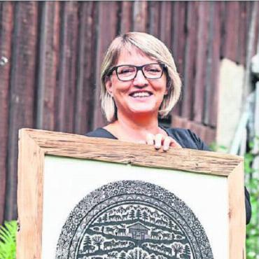 Den Scherenschnitt als die Poesie der Symmetrie gefeiert - Regina Martin. FOTO: ZVG