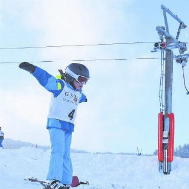 Gstaader Jugendrennen 2024 - Ende Januar ist es wieder soweit! Tragen Sie mit einer Spende dazu bei, tolle Preise für die Schüler des Saanenlandes zu ermöglichen. FOTO: ARCHIV/ANJA MOOSMANN