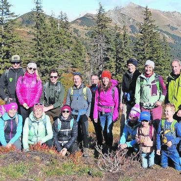Herrliche Herbsttour des Skiclubs Grund - Kleine und grosse Wanderer mit Aussicht auf den Arnensee. FOTOS: ZVG