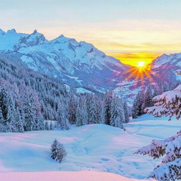 Viel Schnee und Topwetter sorgen für gelungenen Saisonstart - Frisch verschneite Alpen mit Sonnenaufgang, aufgenommen über die Festtage im Gsteig Richtung Col du Pillon. FOTO: JAN FURLER
