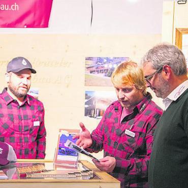 Impressionen: Endlich wieder Gstaader Messe! - Sandro Reuteler (Mitte) von der Arnold Reuteler Holzbau AG im Gespräch mit Philippe Werren (rechts) von der Armin Werren AG.