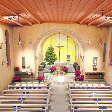 Der heilige Josef: der Zimmermann von Nazareth, ein Genfer Abbé und das rätselhafte Schächtelchen - Bei der Renovierung 2009 wurde im Innenraum der Saalkirche die ursprüngliche Farbgebung, die kurz nach dem Bau übermalt worden war, wiederhergestellt. Der Innerschweizer Künstler Jörg Niederberger, geboren 1957, erschuf zur selben Zeit das aufklappbare Chorgemälde mit farbigen Motiven (siehe Abbildung oben rechts).