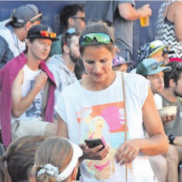 Das Swatch Beach Pro Gstaad - ein Beachvolleyballfest - Die deutsche Beachvolleyballathletin Chantal Laboureur war mit ihrer Teamkollegin Sarah Schulz in der Zwischenrunde ausgeschieden, genoss aber dann noch die Atmosphäre aus der Zuschauerperspektive.