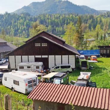 Am Mad Muni pogen die Punks frisch geduscht - An der Allmistrasse in Saanen findet das Mad Muni
Festival statt.   FOTOS: ZVG
