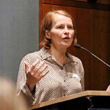 Ein Abend voller Leben, Arbeit und Wahnsinn - Referentin Esther Pauchard.