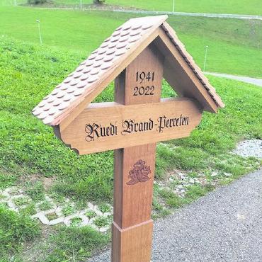Ein ehrendes Andenken bewahren - Holzkreuz mit Schindeldach. FOTO: ZVG