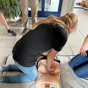 Nothelferkurs der 9. Klasse: gemeinsam lernen, Leben zu retten