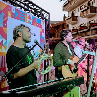 Ein Klangteppich aus aller Welt – Musik erfüllt die Gstaader Luft - «Schocco Rocco», ein melodischer Leckerbissen – besonders für die Einheimischen.