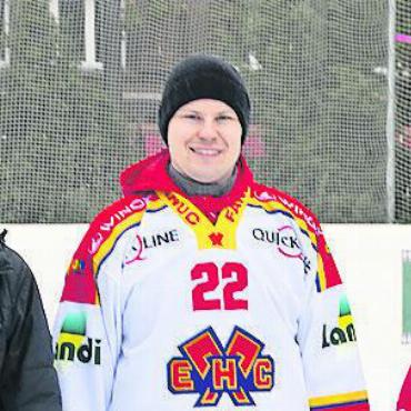 Swiss Ice Hockey Day auf dem Eisfeld in Gstaad