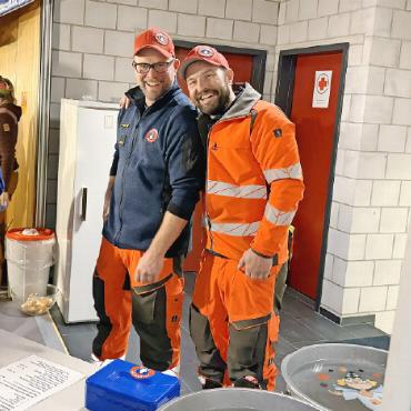 Stimmungsvoller Adventsmäret in Gsteig - Die Feuerwehr Gsteig mit Strahlskraft am Getränkenstrand.