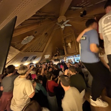 3 Starts – 3 Siege: Franjo von Allmen gelingt der Gold-Hattrick - Ausgelassene Stimmung: Die «Franatiker» feiern die drei Goldmedaillen von Franjo von Allmen in der Lothar-Bar in Zweisimmen. (Foto: Marco Minnig)