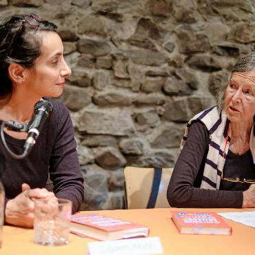 Literarischer Herbst Gstaad: wo Worte Welten öffnen - Çiğdem Akyol (links) im Gespräch mit Moderatorin Liliane Studer. FOTOS: ZVG