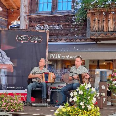 Ein Dorf im Käsefieber: Berner Alpkäsemeisterschaft in Saanen - Das Midi-Duo «Steinebärg» brachte mit seiner lüpfigen Musik ein stimmungsvolles Ambiente ins Saanendorf. FOTOS: UELI MÜLLER