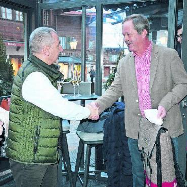 Mit zwei WM-Trophäen zurück im Saanenland - Toni von Grünigen würdigte die Bedeutung des Sieges für die Region.