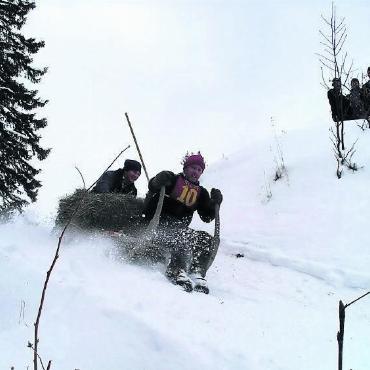 Rasante Tradition auf Kufen - Eine lange Tradition steht hinter dem Hornschlitten- und Gibelrennen. Hier ein Foto von einem früheren Rennen in Gsteig. FOTO: ARCHIV AVS