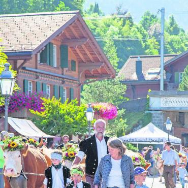 Von der Alp ins Dorf: Fotostrecke Gstaad Züglete 2023 - Zügeln ist Familiensache.