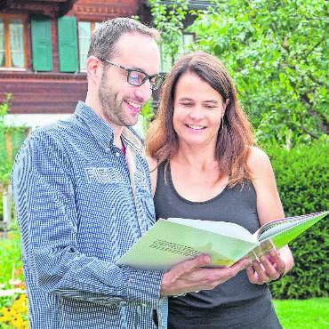Als sich die Menschheit nicht mehr ausdrücken konnte - Bruno und Irina Matti müssen lachen, denn ihr Kinderbuch erinnert sie an ein intensives, aber spannendes gemeinsames Projekt. FOTO: JOCELYNE PAGE