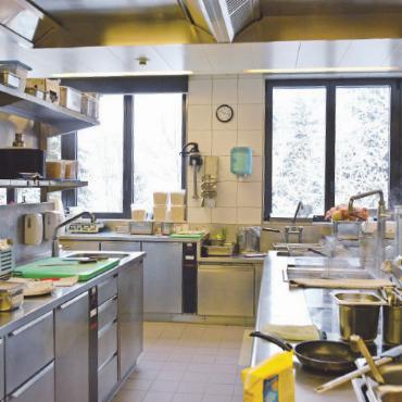 Kochen am Limit – das kulinarische Feuerwerk der Spitzenköche - Die Küche des The Alpina Gstaad: Noch ist es eher ruhig am frühen Morgen.
