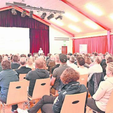 Ein gutes Geschäftsjahr für Gstaad Saanenland Tourismus - Grosses Interesse an der Hauptversammlung von GST: Erfreulich viele Mitglieder und Gäste waren in den Gemeindesaal von Zweisimmen gekommen. FOTOS: JENNY STERCHI