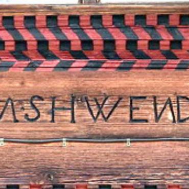 Der Raubzug nach Aigle, Karl der Kühne und die Faszination der Würfel - Die Inschrift mit den Namen des Bauherrn und des Zimmermeisters: Sie wurde in Grossbuchstaben (Antiqua) eingeschnitten und mit schwarzer Ölfarbe ausgefasst. Die Wörter sind durch einen Punkt voneinander getrennt, der V steht für U, der N ist verkehrt. HAR bedeutet hierher. IM 1620 IAR HAN ICH STÄFEN SHWENDENER DIS HVS GEBVWEN HAR GLODO DVBACH WÄRCK MEISTER