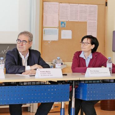 Eine Brücke über den Röstigraben - Von Links: Christoph Däpp (Schulleiter Standort Gstaad des Gymnasiums Interlaken), Regierungsrätin Christine Häsler (Bildungs- und Kulturdirektorin des Kantons Bern), Staatsrat Frédéric Borloz (Chef des Departements für Bildung und Berufsausbildung des Kantons Waadt), Petra Schläppi (Gemeindepräsidentin von Saanen). FOTO: JONATHAN SCHOPFER