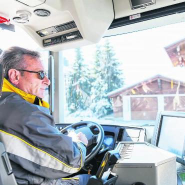 Trotz prekärer Situation rollen die Busse noch im Saanenland - Hektik auf den Strassen und keine Branchen-Spitzengehälter mehr: Der einstige Traumberuf des «Poschifahrers» hat an Glanz verloren.
