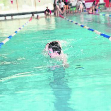 Erfolgreiche Plusport-Schwimmgruppe Simmental-Saanenland am - Anfeuern in der Schwimmhalle Frutigen.