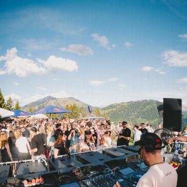 «Tolles Wetter, super Stimmung, gute Musik!» - «Dimmish» (aus Italien) sorgte für den stimmigen Übergang von Tag zu Nacht. FOTO: DYLAN ROCHAT