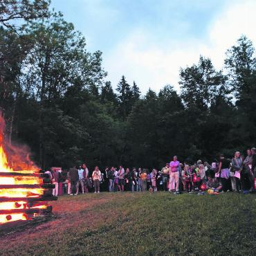 Ein Licht für die Schweiz: So feierte das Saanenland den 1. August - Die Besuchenden bestaunten das grosse Lauener 1.-August-Feuer. FOTO: REGULA SCHWIZGEBEL