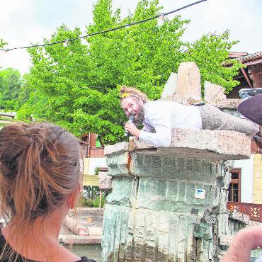 Wilde Akrobatik auf dem Gstaader Dorfbrunnen - Perfomance ist alles: Hiltbrand weiss sich in Szene zu setzen.
