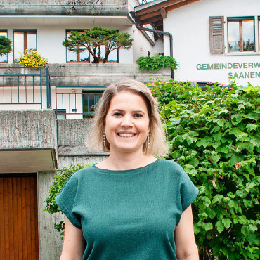 Von der «schönsten Bucht Europas» in «d Rueh vor Natur» - Tanja Brunner fühlt sich wohl hier und ist im Saanenland angekommen. FOTO: KEREM MAURER