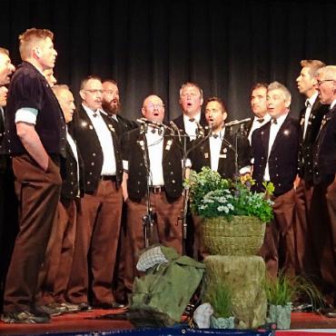«Weisch, wie wohl dass i de Bärge eim cha sin?» - Jodlerklub Gsteig: Es ertönten das Lied «Häb Freud am Läbe» (Ernst Sommer) und der Naturjutz «Der Seebärger» (Simon Fuhrer), Leitung Urs Kohli.