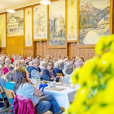 Seniorinnen und Senioren erleben einen Adolf Ogi in Hochform - Kein freier Stuhl mehr: Die Seniorenfeier lockte viele Interessierte an.