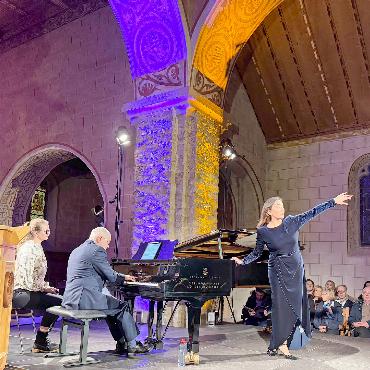 Stimmungsvoller Festivalauftakt - Rosa Feola und Iain Burnside präsentierten ihre Werke in der historischen Kirche Saint-Nicolas de Myre.