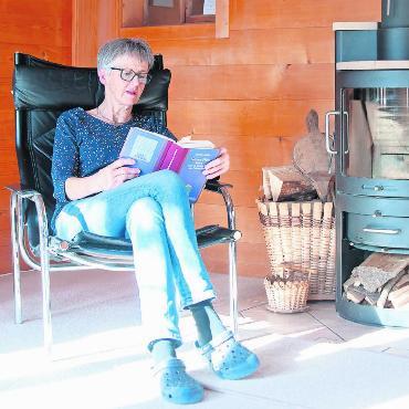 Rund um die Welt fürs Glück daheim - Barbara von Grünigen liest viel und gerne. Es darf auch etwas Philosophisches sein. FOTO: KEREM MAURER