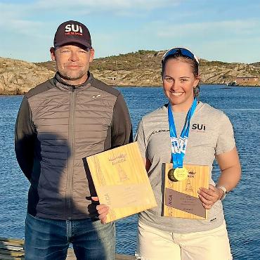 Anja von Allmen gewinnt U23-Gold bei der ILCA-Europameisterschaft - Anja von Allmen und ihr Coach Jakub Kozelskz. FOTOS: THOM TOUW PHOTOGRAPHY