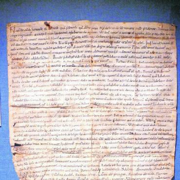 Sankt Nikolaus: der orientalische Wohltäter, geklaute Reliquien und ein Kloster in der Wildnis - Die «Pancharta» von Rougemont von 1115 ist die offizielle, nachträglich ausgestellte Stiftungsakte des Klosters Rougemont, besiegelt vom Bischof von Lausanne. Die Akte bestätigt, dass Graf Wilerius von Greyerz, seine Frau Agathe und andere Familienmitglieder das Land um Rougemont dem Kluniazenser-Orden schenkten. FOTO: ZVG MUSÉE DU PAYS-D’ENHAUT, CHÂTEAU-D’OEX