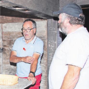 Sehr gut besuchter 1.-August-Höck - Rolf Schwenter (links): ein zufriedener Präsident der Dorforganisation Schönried. FOTO: ERICH KÄSER