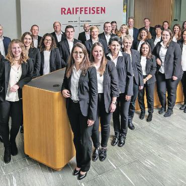 Neuer Elan und gelebte Nähe – ein Jahr mit Michael Dänzer an der Spitze der Raiffeisenbank Obersimmental-Saanenland - Raiffeisenbank Obersimmental-Saanenland