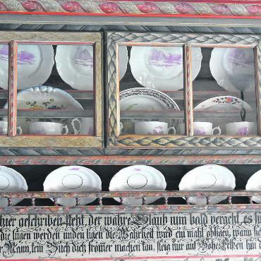 Das Jägerhaus in Lauenen - Vierflüglige Hängevitrine mit dreizeiliger Frakturschrift. FOTO: ANITA MOSER