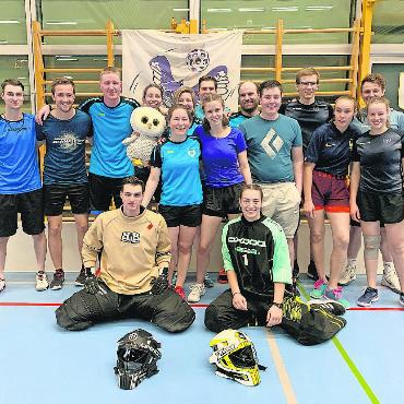 TV Saanen-Gstaad beim 25. Unihockey Mixed – Night-Turnier - Die Unihockeyteams des TV Saanen-Gstaad. FOTO: VALÉRIE NYDEGGER