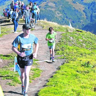 Neuer Streckenrekord am Rinderberglauf - Jonas Zeller, 11 Jahre alt, überholte im finalen Anstieg auch Lorenz Müller (Startnummer 61), nahm ihm am Ende fast eine halbe Minute ab und verblüffte damit sowohl Zuschauende als auch Teil nehmende.