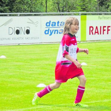 Mit beiden Füssen zum Erfolg - Schon früh am Ball: Sina Hauswirth im Trikot des FC Sarina. FOTO: ZVG