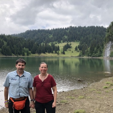 «Hilfe in Anspruch nehmen ist keine Schwäche» - Geben einander Kraft und Halt: Reinhard Reuteler und Eva de Moura Moreira. (Foto: zvg)