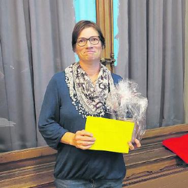 Geehrte, Beschenkte und guter Wein - Verabschiedung Melanie Müllener, Hauptleiterin Jugi-Team.