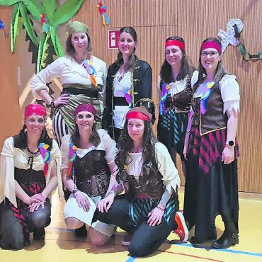 In Gsteig lebt nochmals die Fasnacht auf - Das Spielteam Chäfer-Fäscht organisierte die Familienfasnacht in Gsteig. FOTO: HELEN REUTELER