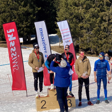 Dario Cologna gewinnt im Sparenmoos - Zweisimmens Gemeinderatspräsidentin Beatrice Zeller überreicht Dario Cologna die Goldmedaille.   (Foto: Matthias Kurt)