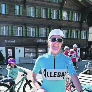 Ganz gemütlich «gümmele» - Petra Müller freute sich über ihre gelungene zweite Teilnahme an dieser genussorientierten, aber doch auch schweisstreibenden Ausfahrt. FOTO: JENNY STERCHI